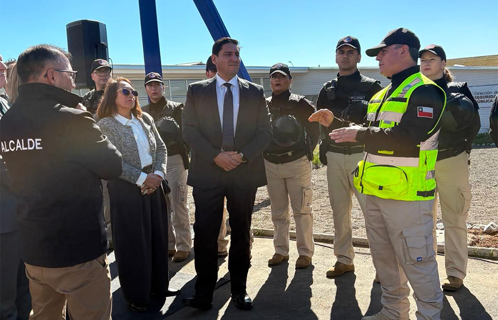 El alcalde de Concón y autoridades reciben una explicación sobre el nuevo equipamiento junto al personal de Seguridad Pública Municipal