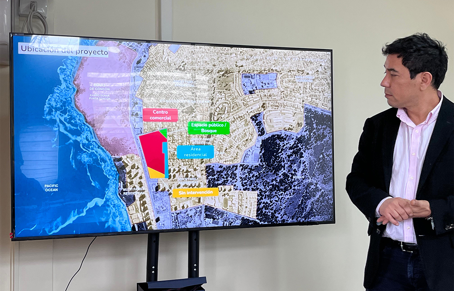Juan Pablo Almazora, Director de Permisos de Mall Plaza, explica el plano de ubicación del proyecto frente a una pantalla
