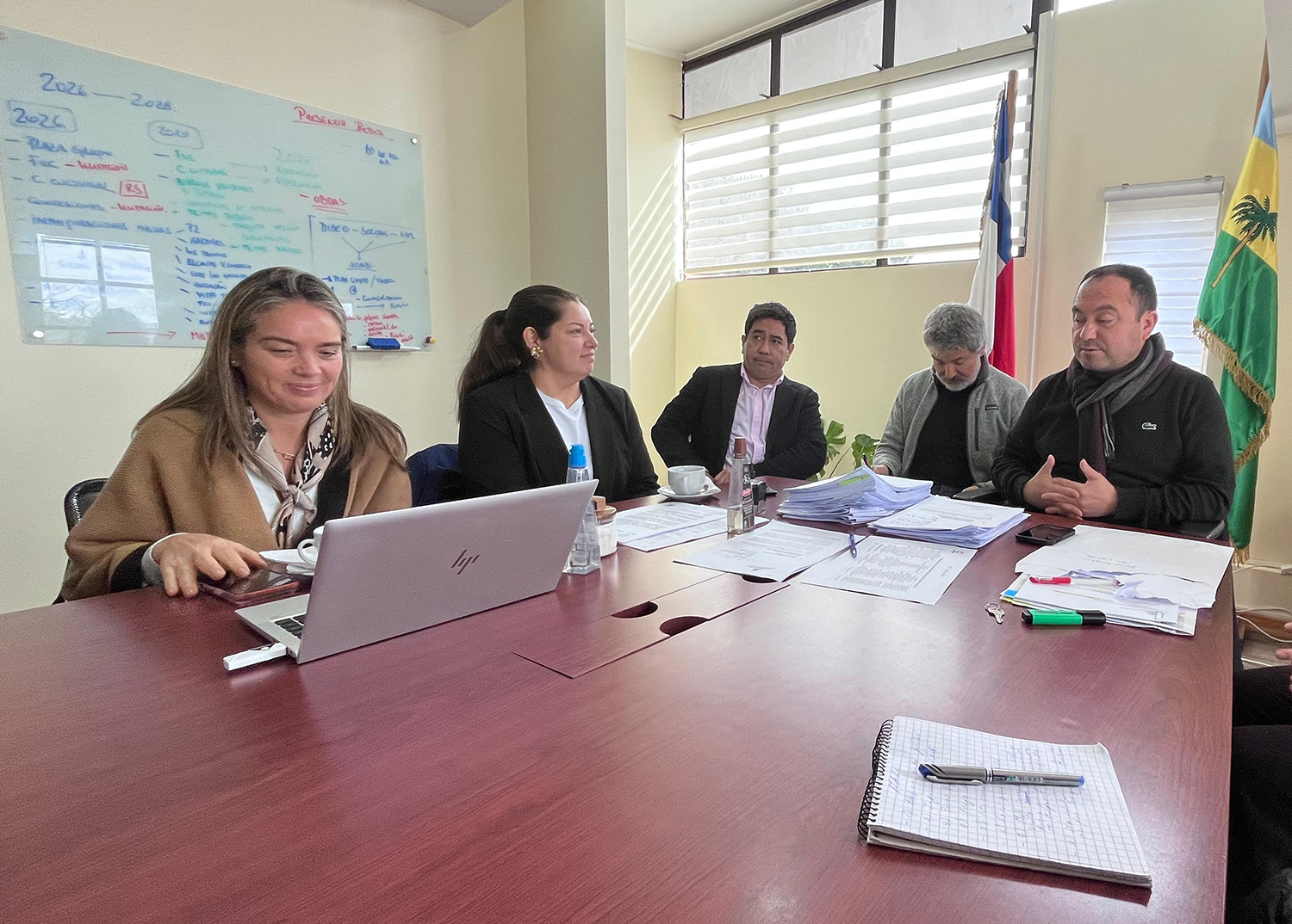 Representantes de la Junta de Vecinos, Mall Plaza y la Municipalidad de Concón reunidos en torno a la mesa de trabajo