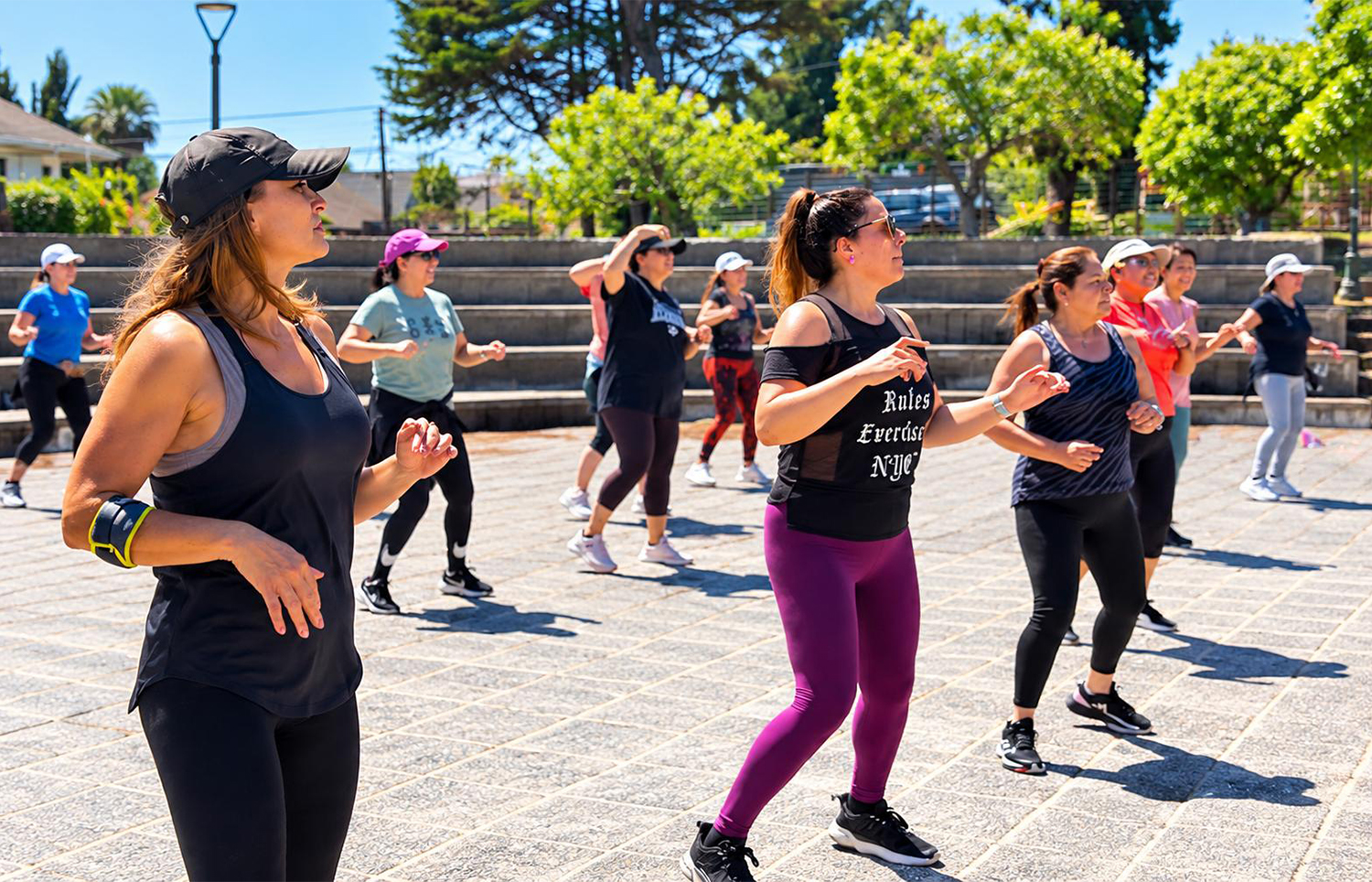Participantes giran en la coreografía con las graderías de la Plaza de la Misa al fondo